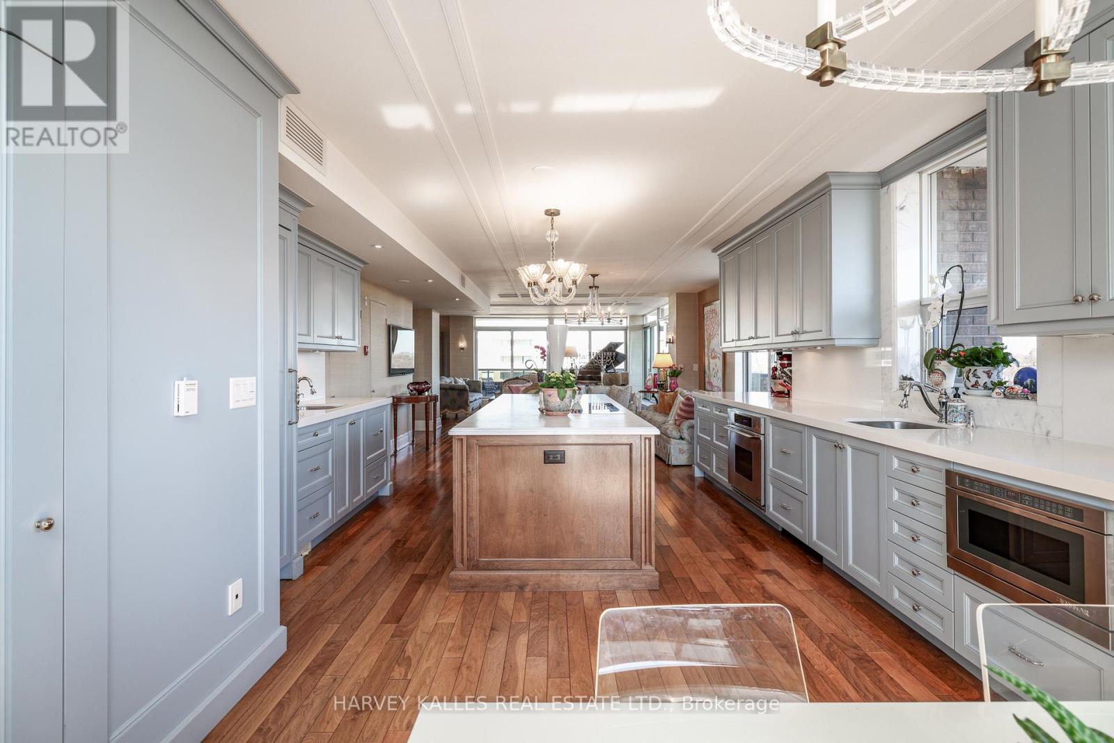 801 - 2600 BATHURST STREET