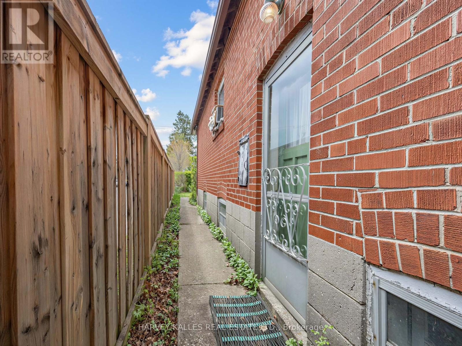 12 INVERMAY AVENUE