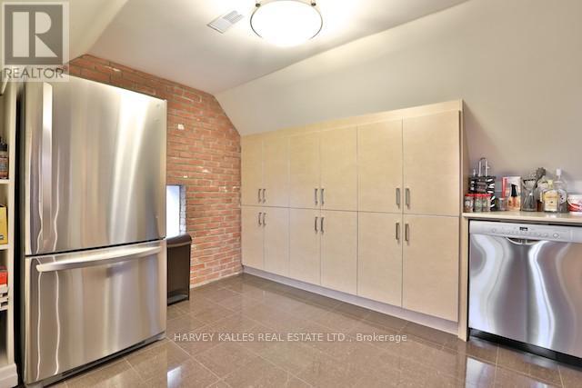 3 - 202 LIPPINCOT STREET