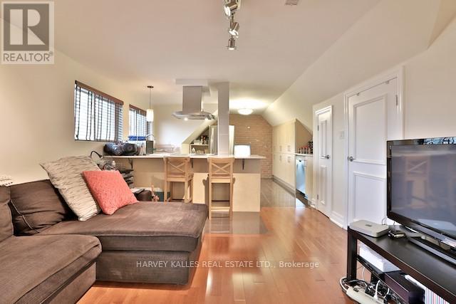 3 - 202 LIPPINCOT STREET