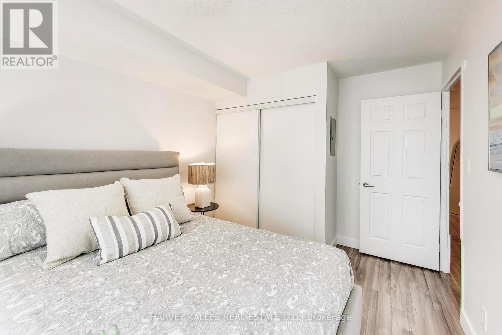 401 - 1369 BLOOR STREET W