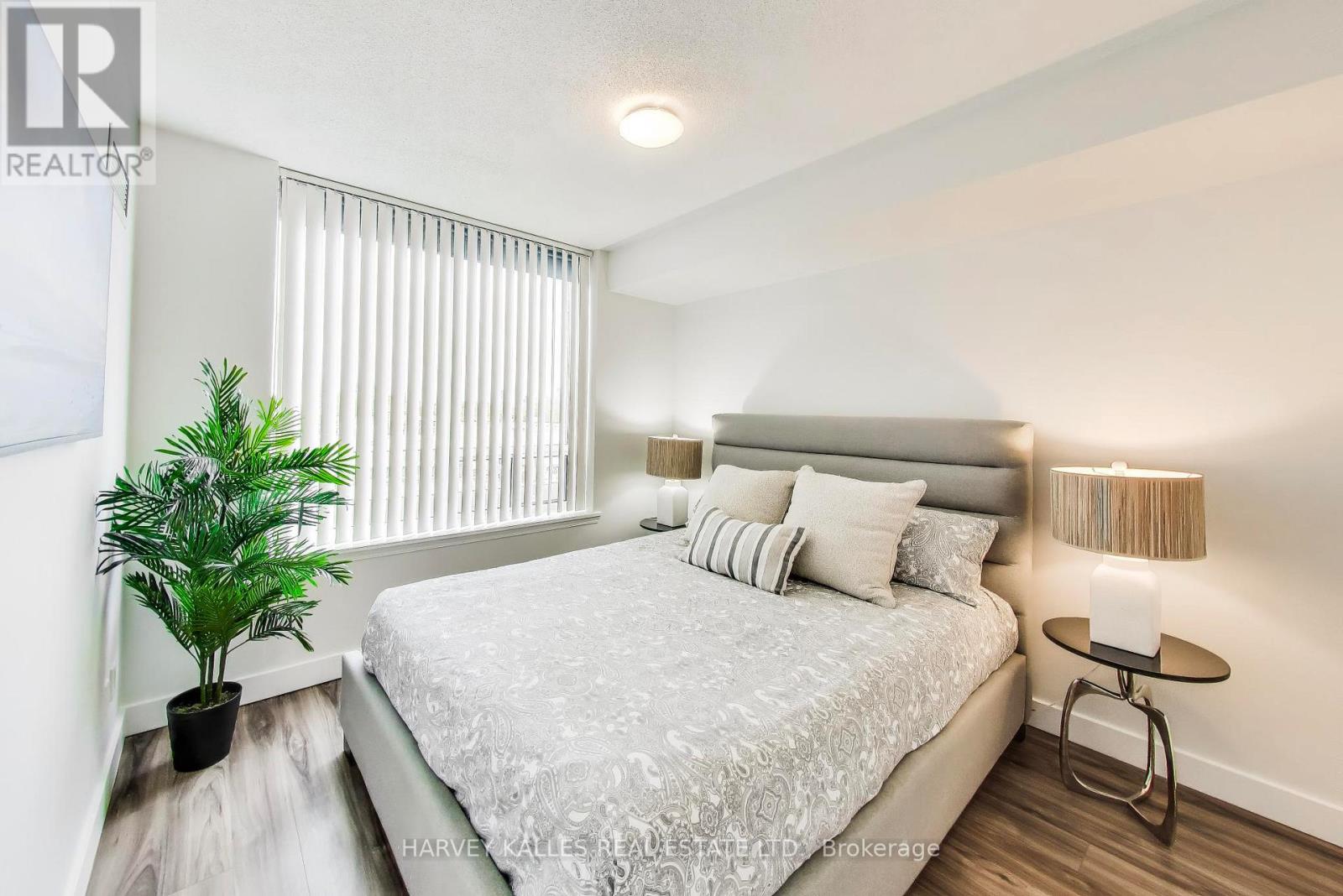 401 - 1369 BLOOR STREET W