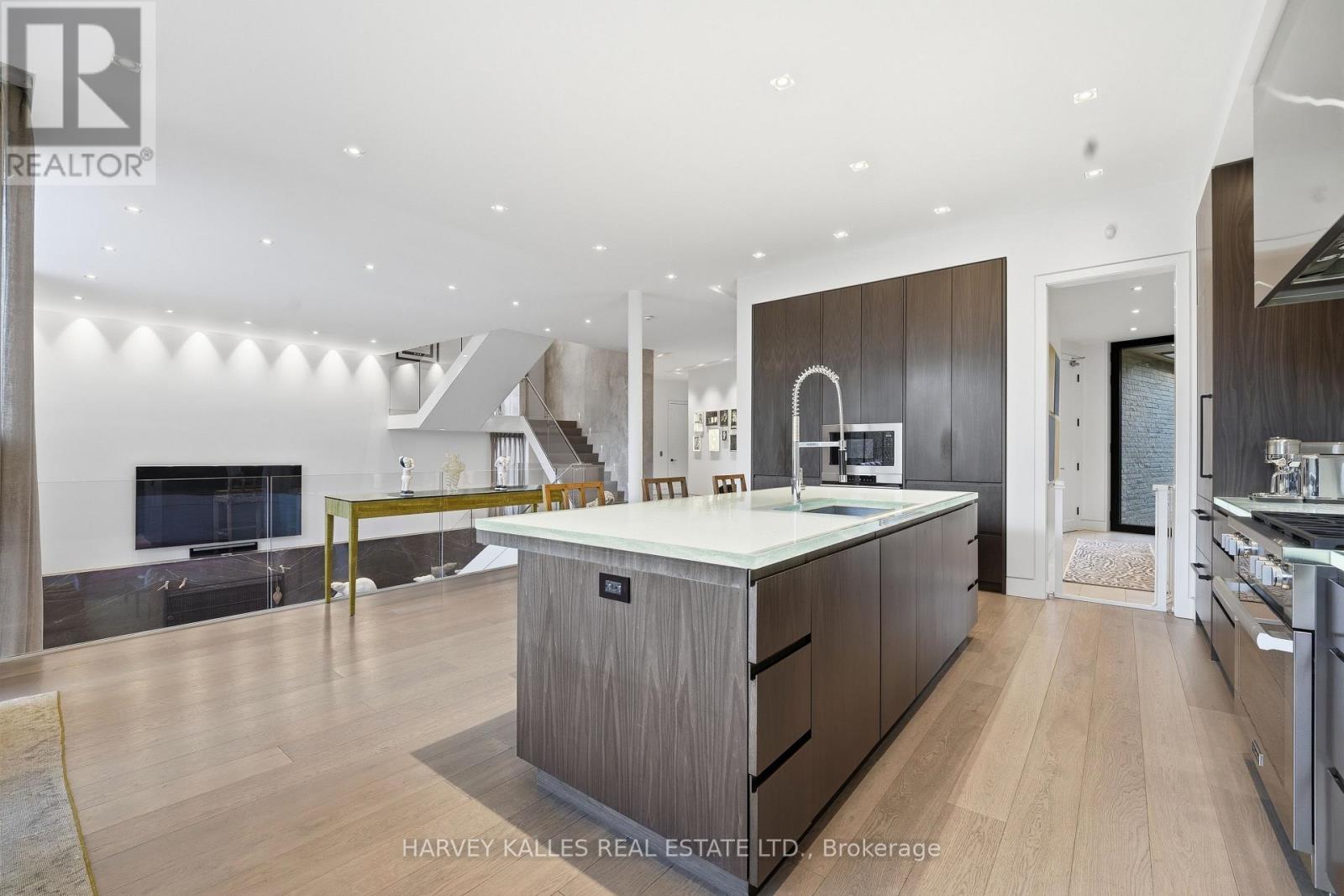 43 HILLHOLM ROAD