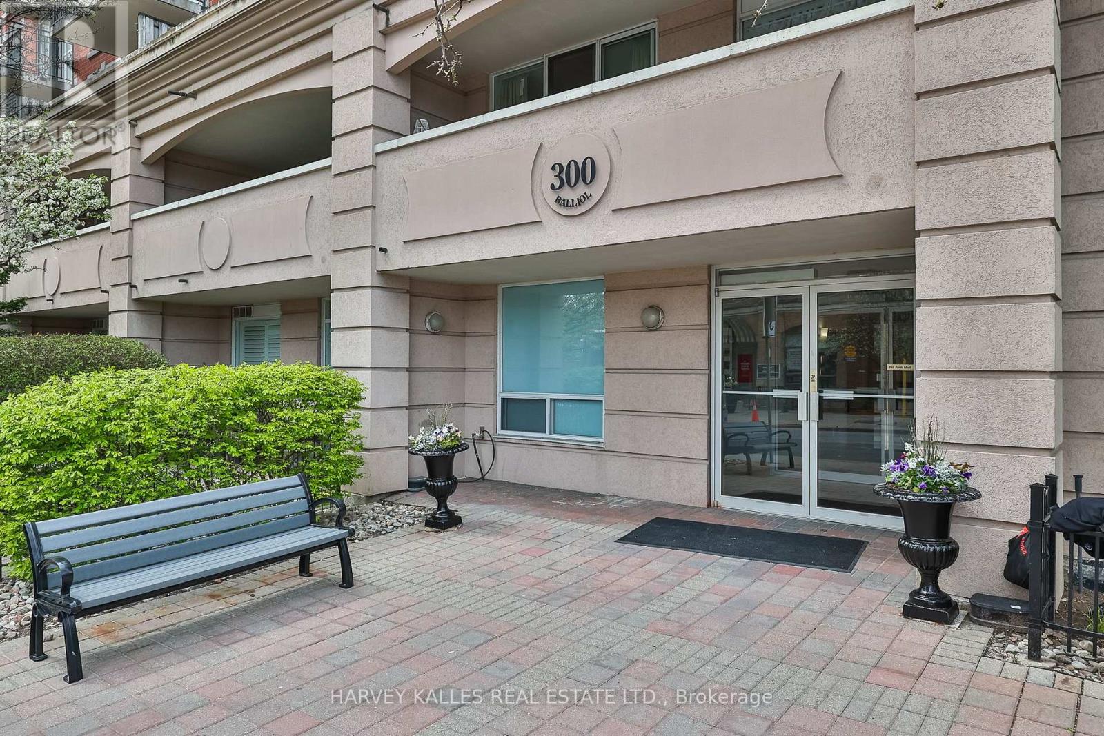 612 - 300 BALLIOL STREET
