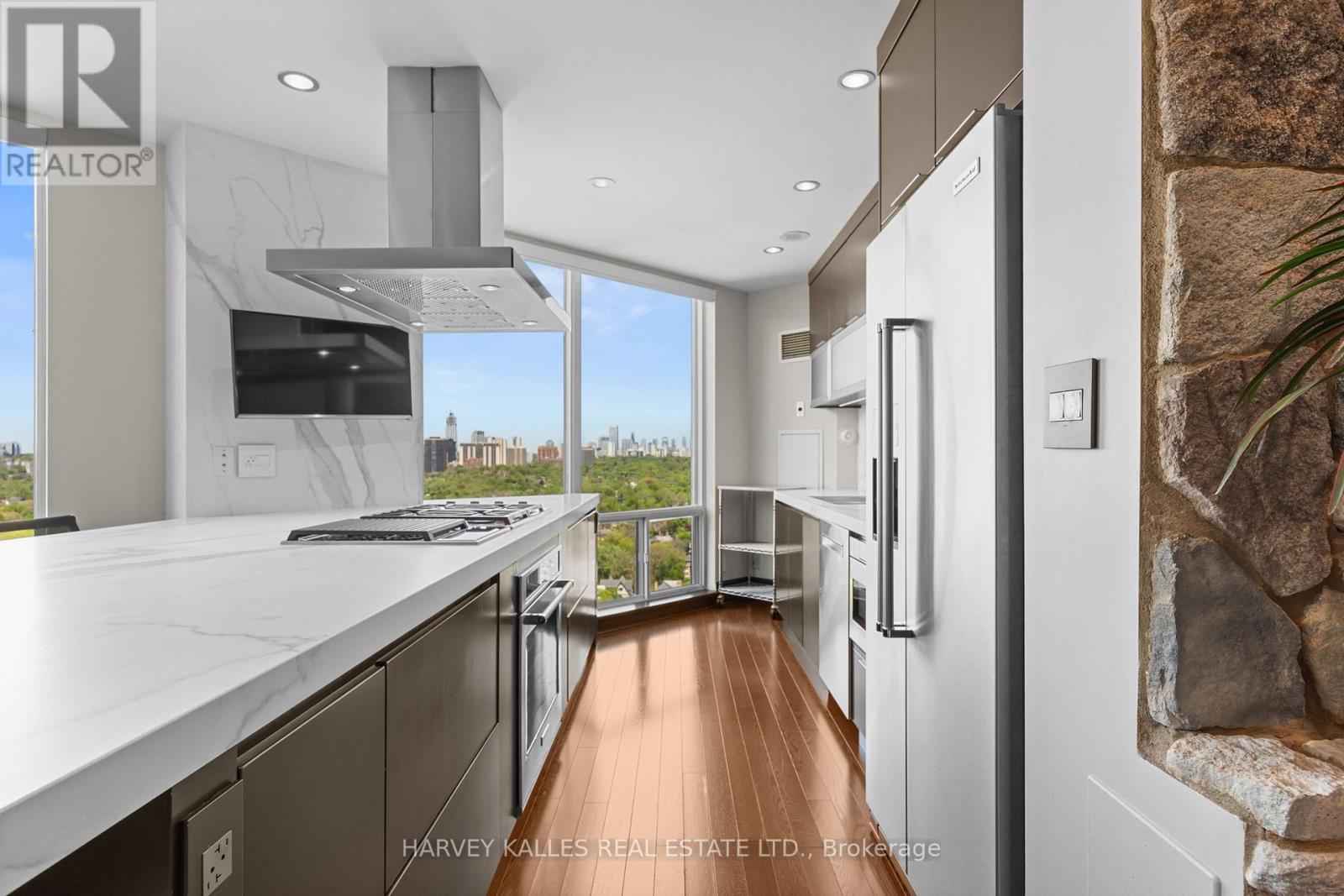 2701 - 300 BLOOR STREET E