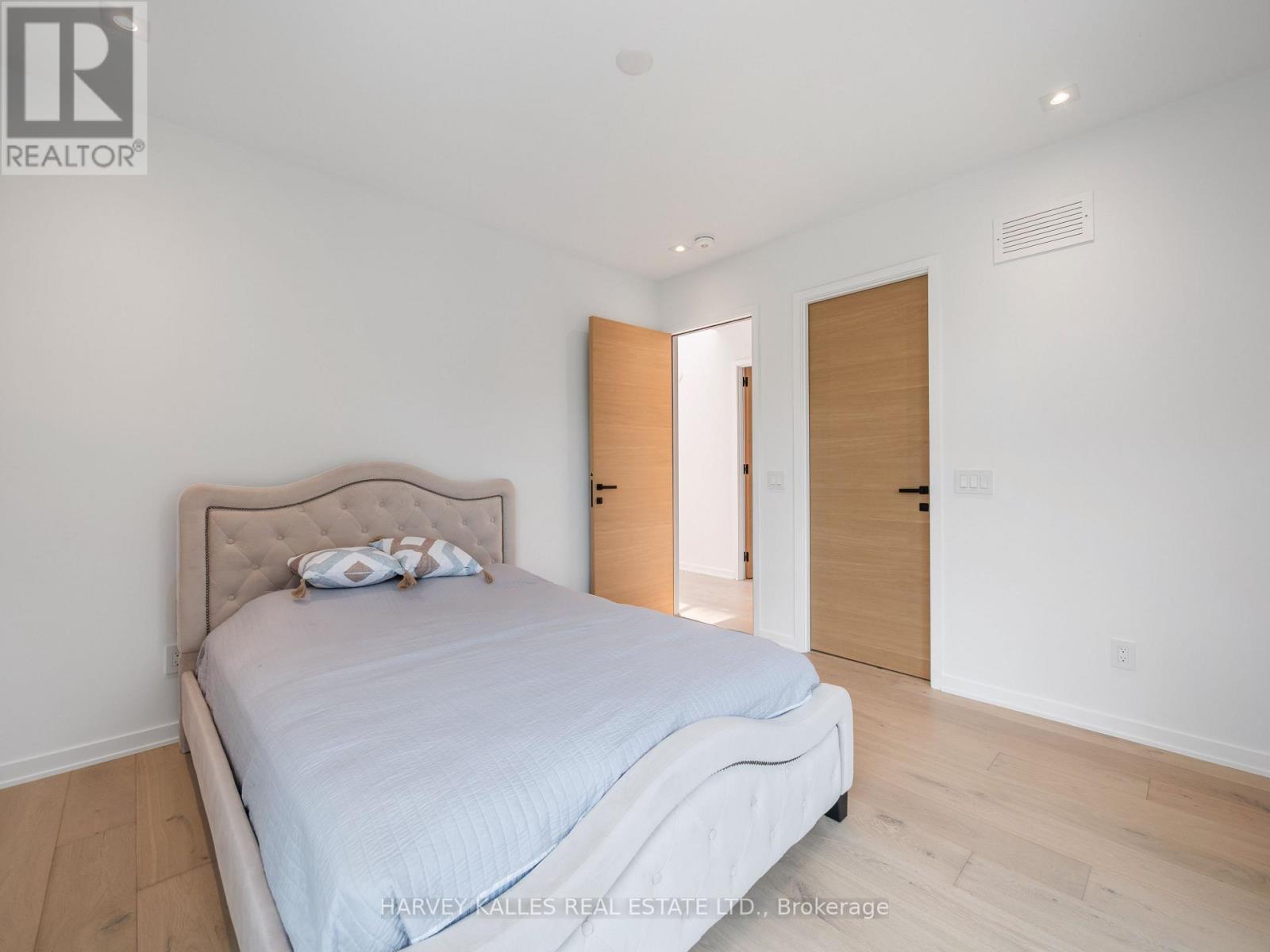 585 BEDFORD PARK AVENUE