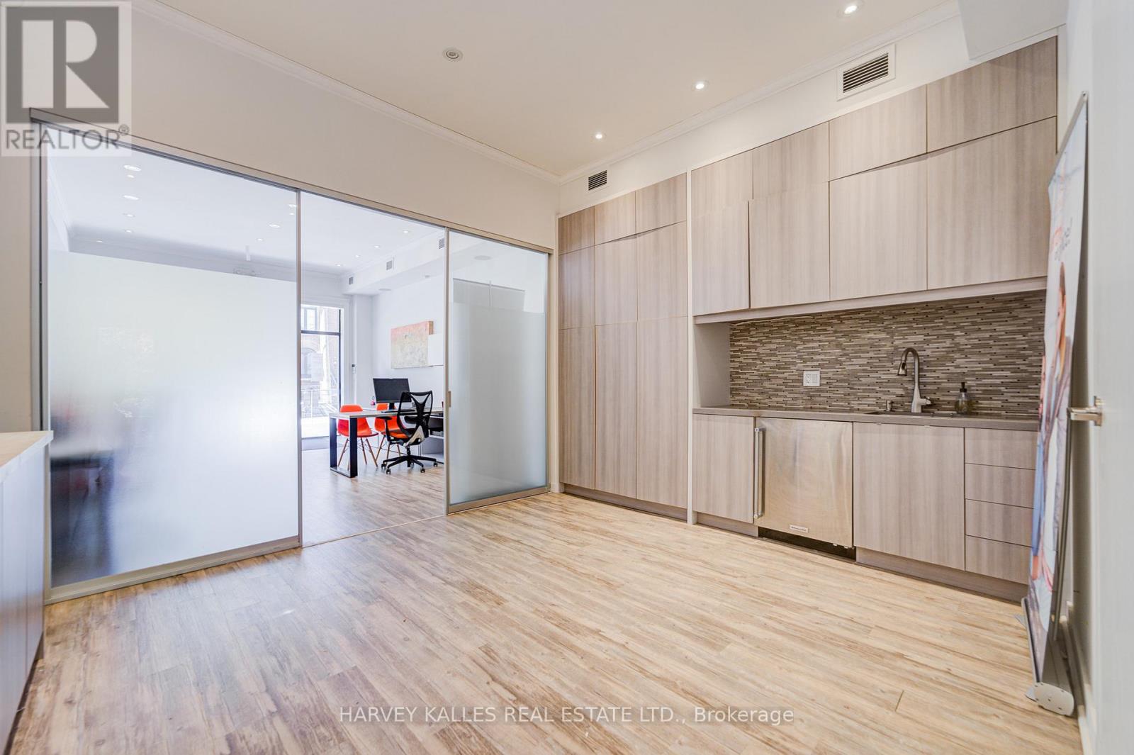 109 - 275 MACPHERSON AVENUE