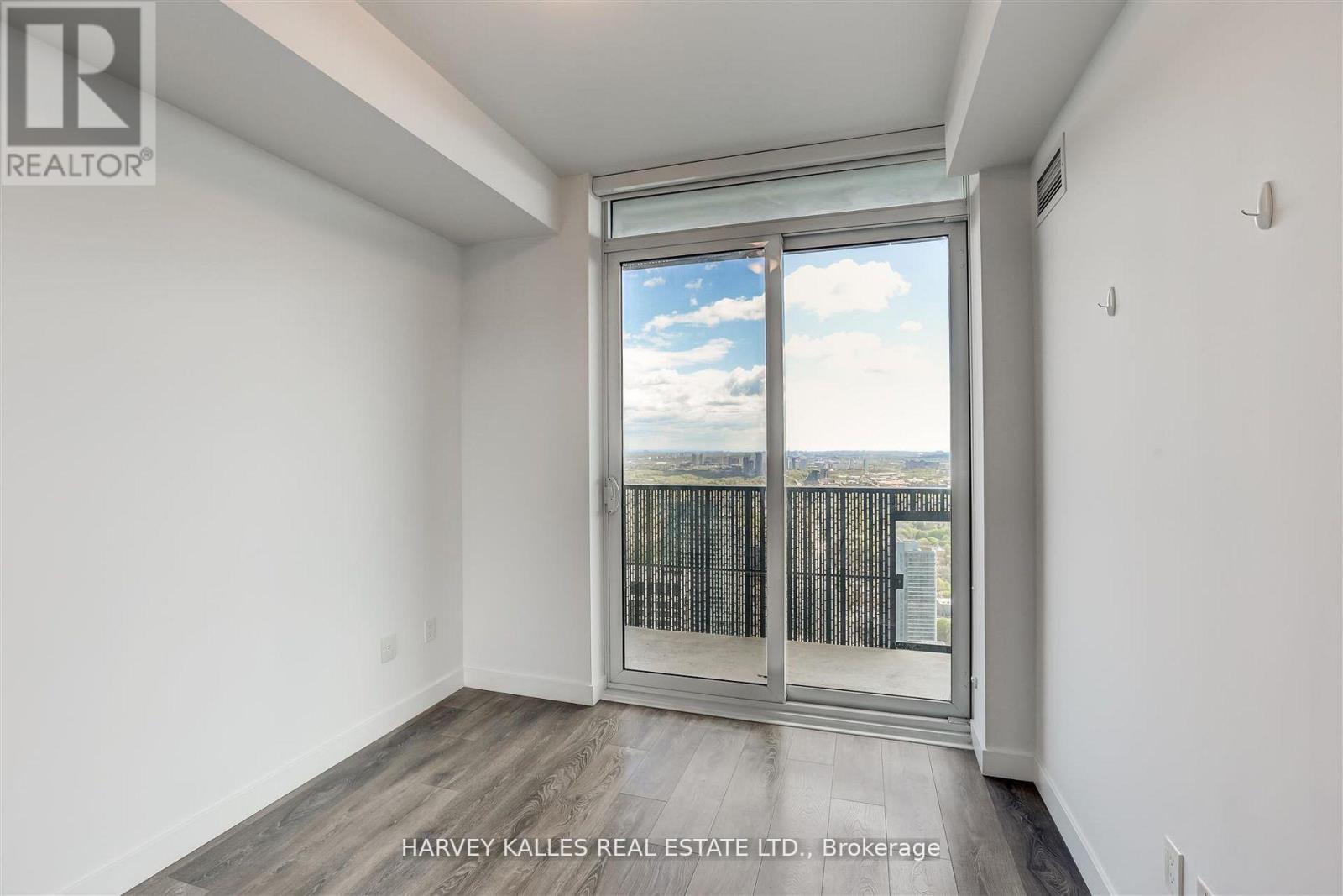 5209 - 8 EGLINTON AVENUE E
