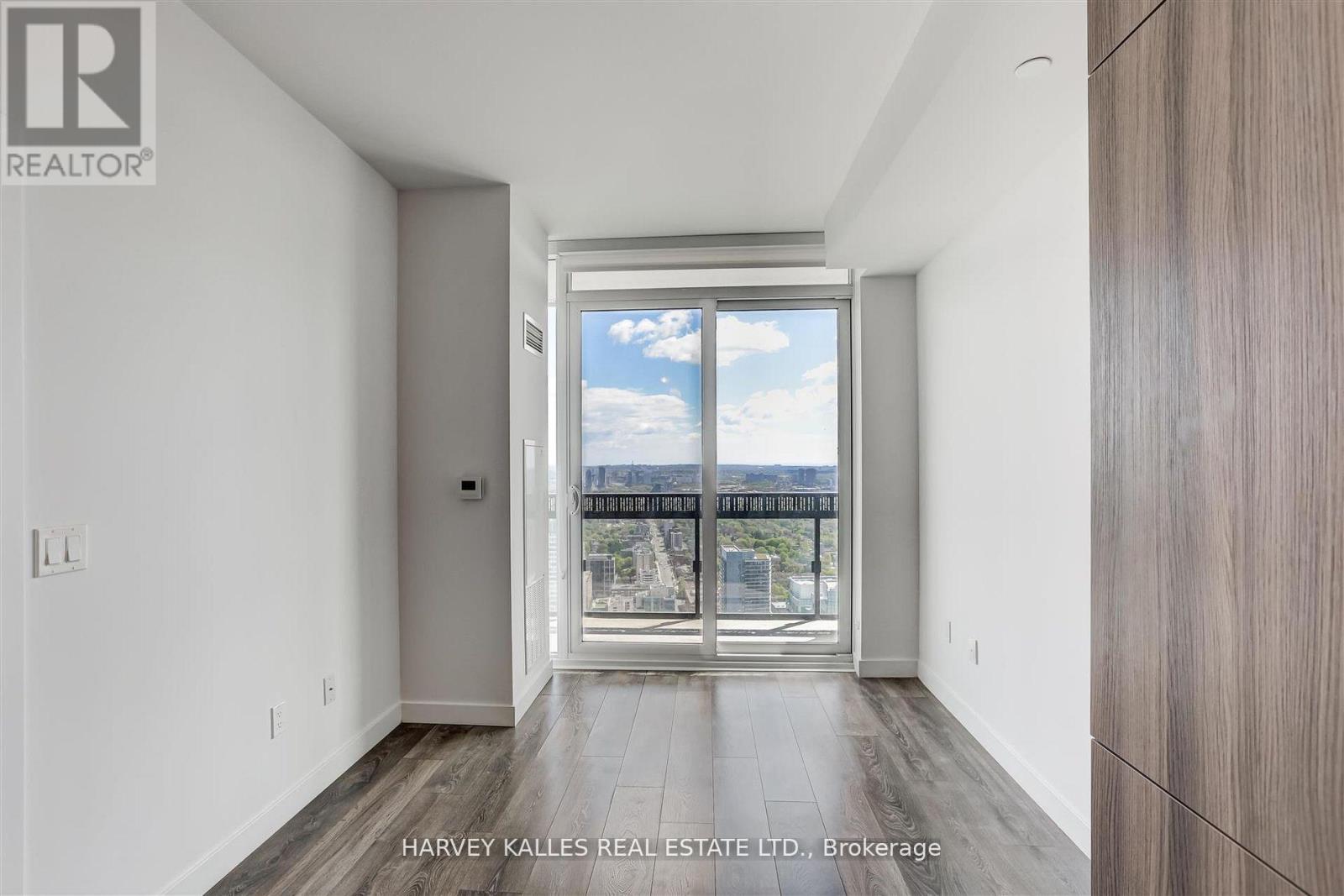 5209 - 8 EGLINTON AVENUE E