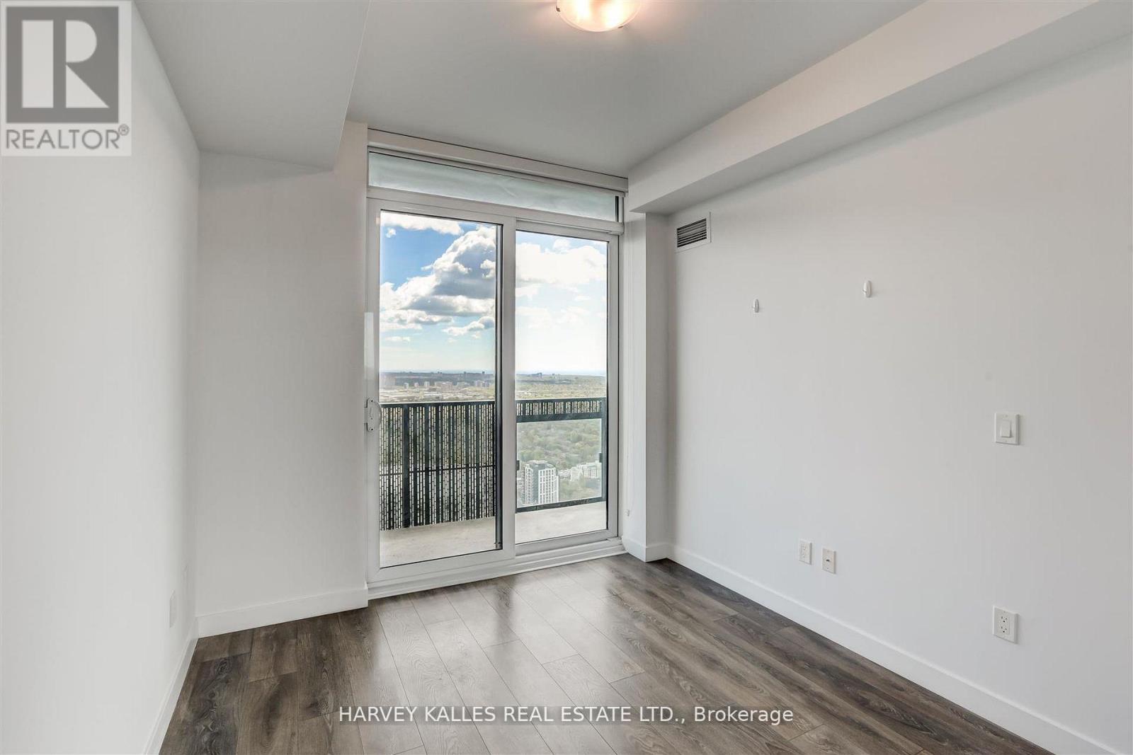 5209 - 8 EGLINTON AVENUE E