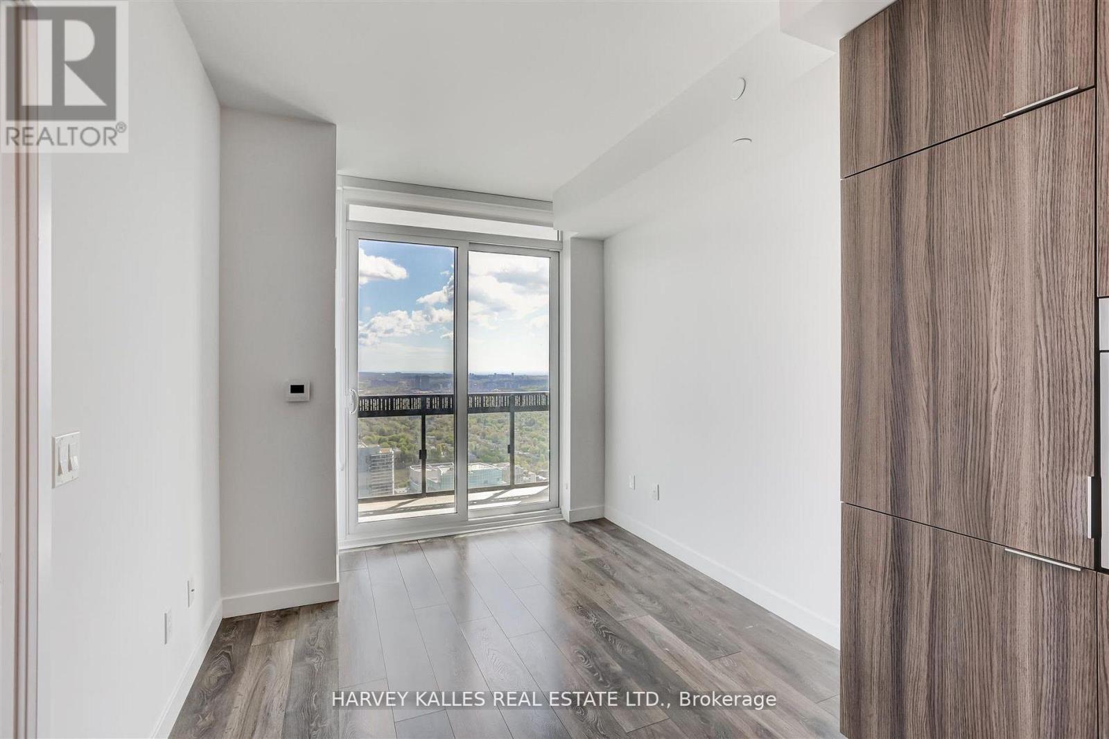 5209 - 8 EGLINTON AVENUE E