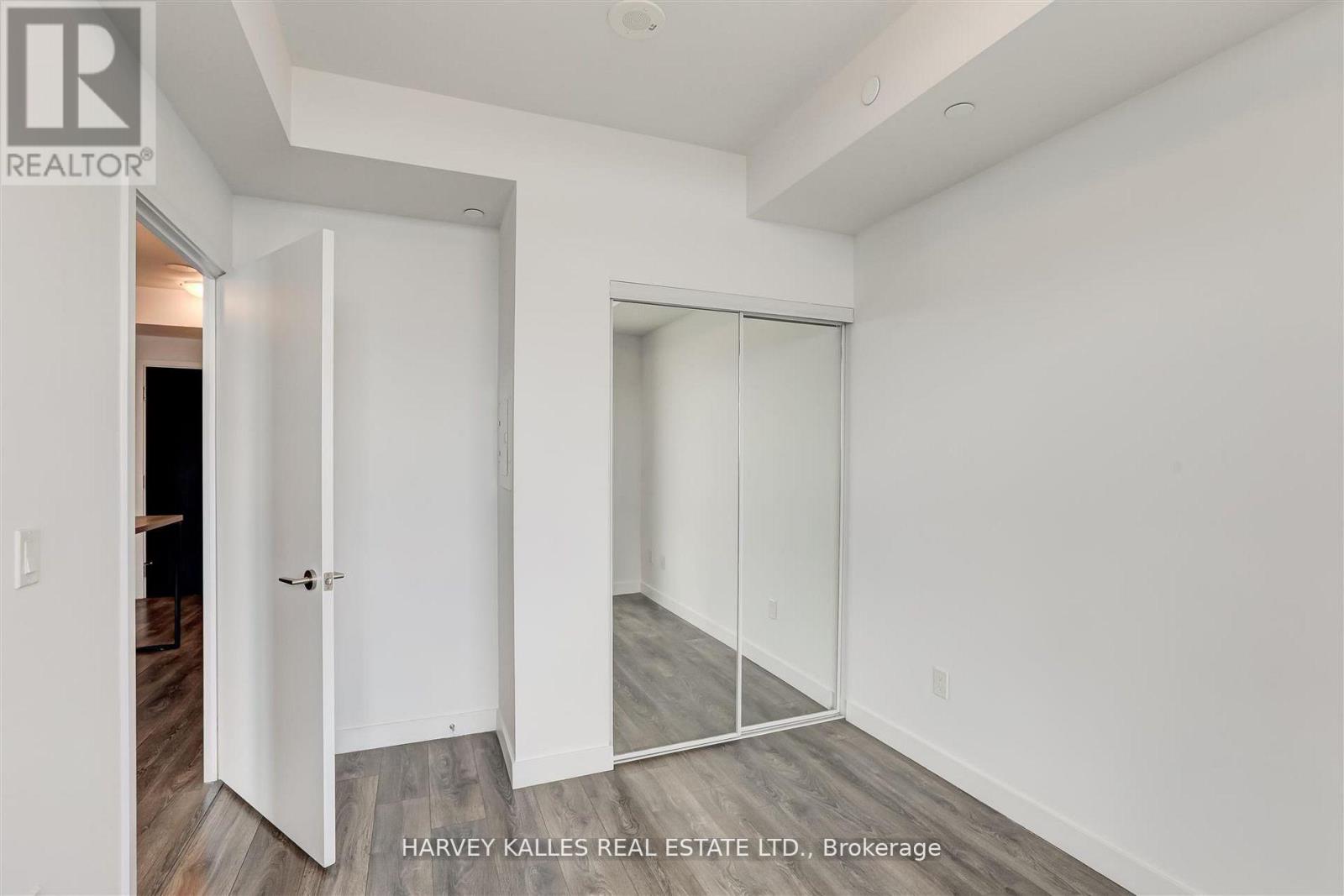 5209 - 8 EGLINTON AVENUE E