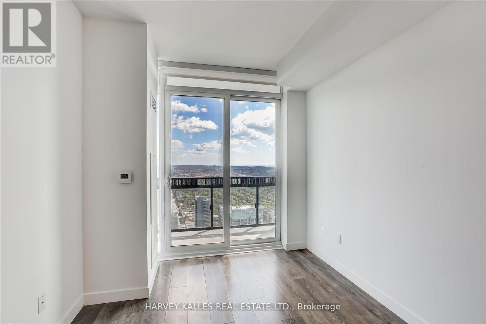 5209 - 8 EGLINTON AVENUE E