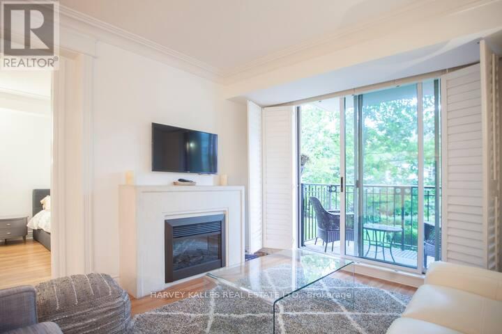 221 - 38 WILLIAM CARSON CRESCENT