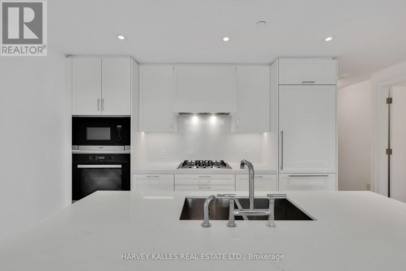 403 - 1 STRATHGOWAN AVENUE