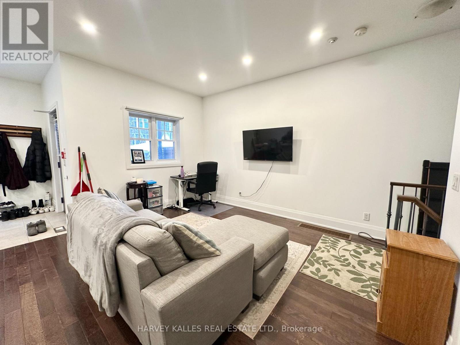 2 - 543 PALMERSTON BOULEVARD