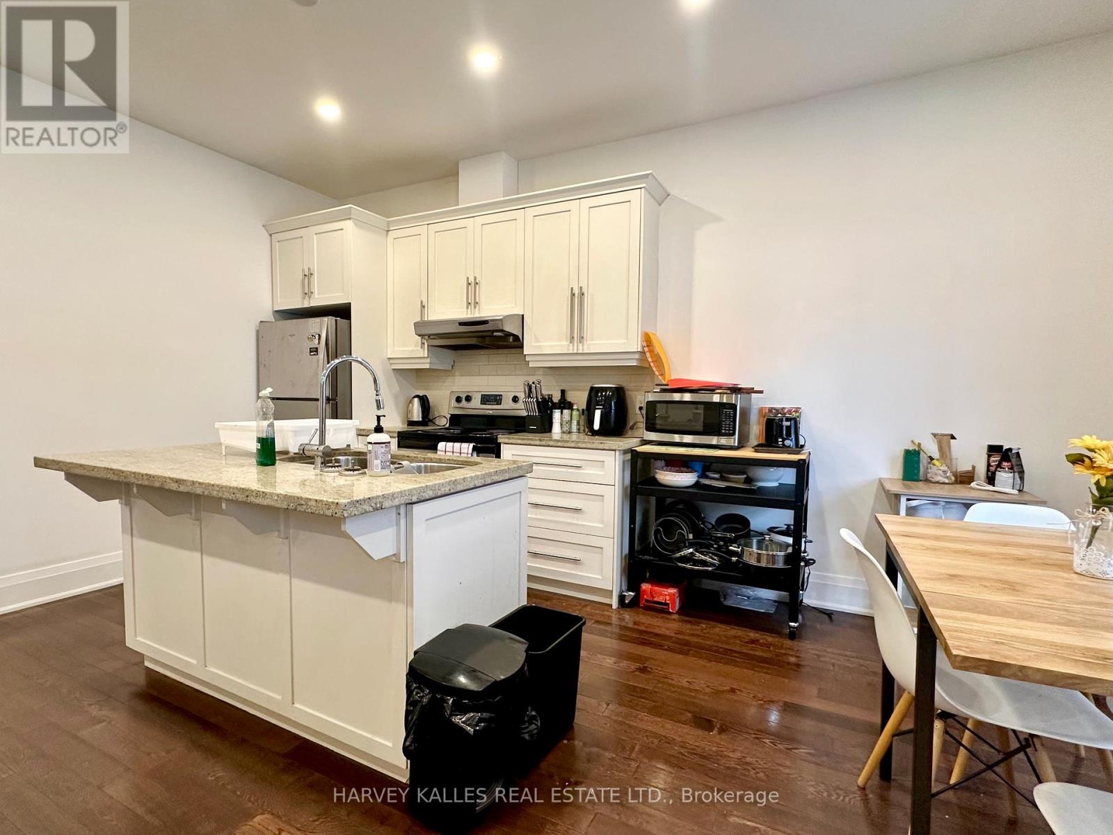 2 - 543 PALMERSTON BOULEVARD