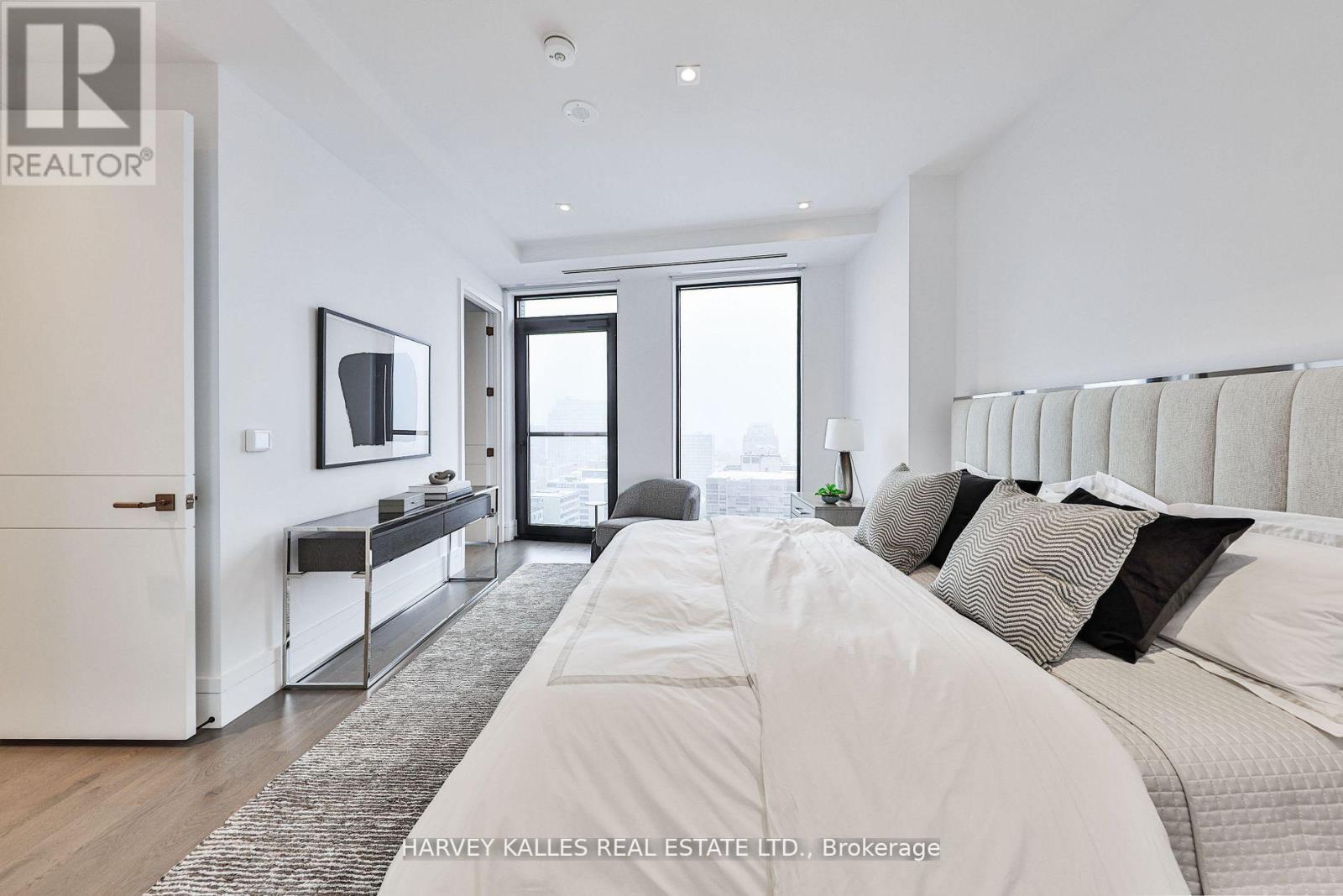 1707 - 215 LONSDALE ROAD