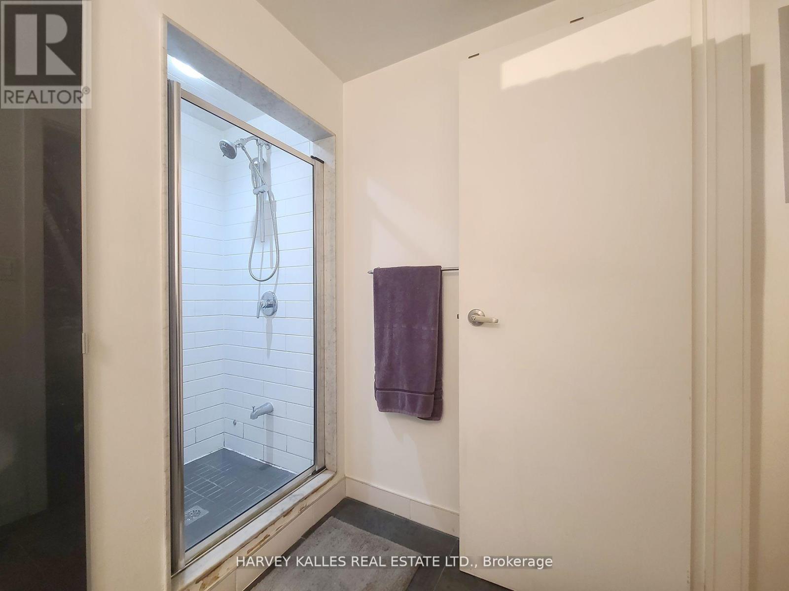 B1 - 214 BATHURST STREET
