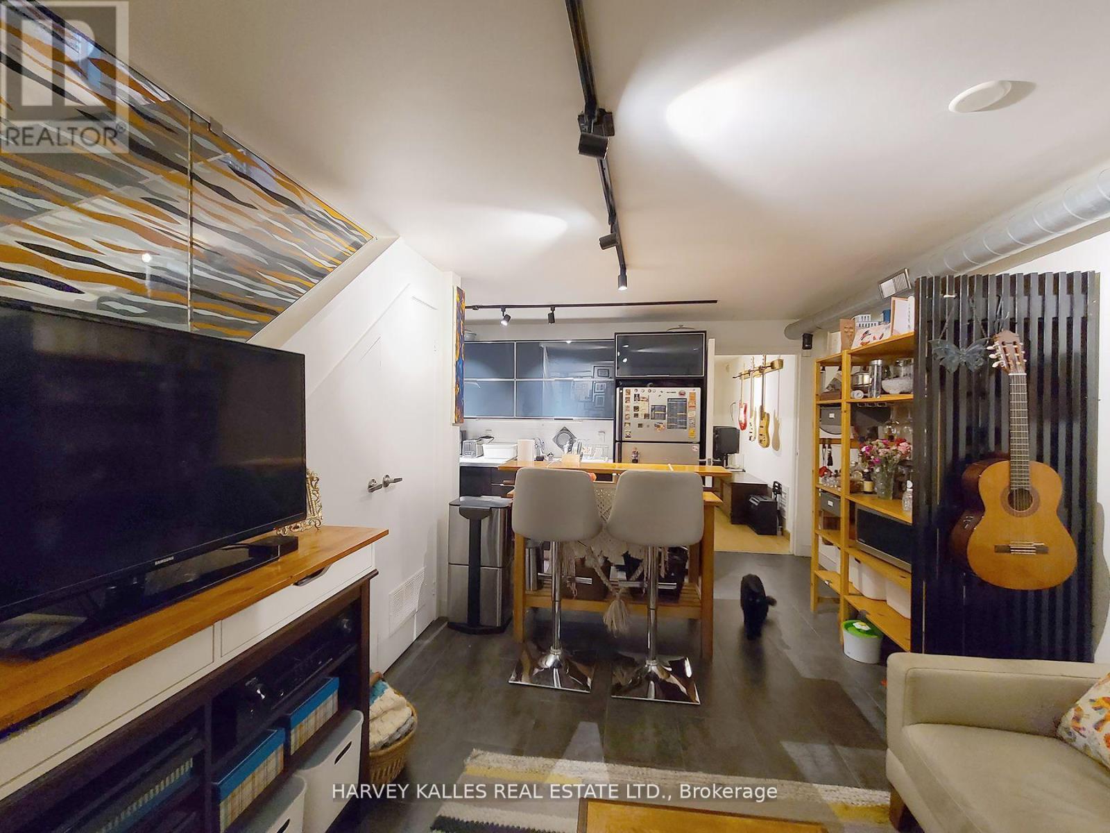 B1 - 214 BATHURST STREET