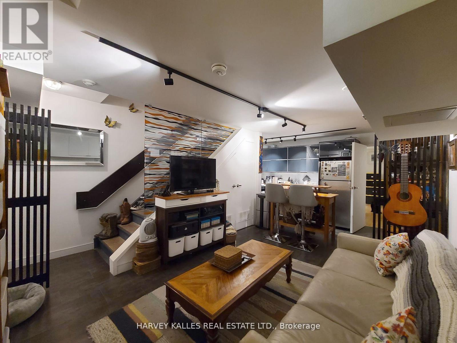 B1 - 214 BATHURST STREET