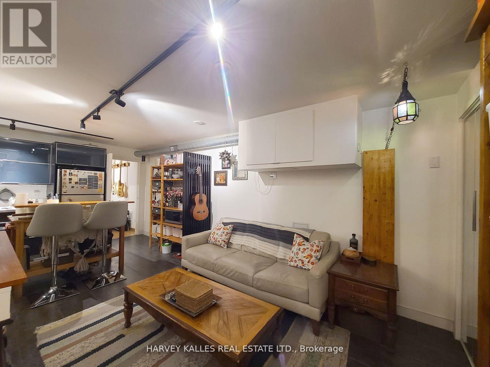 B1 - 214 BATHURST STREET