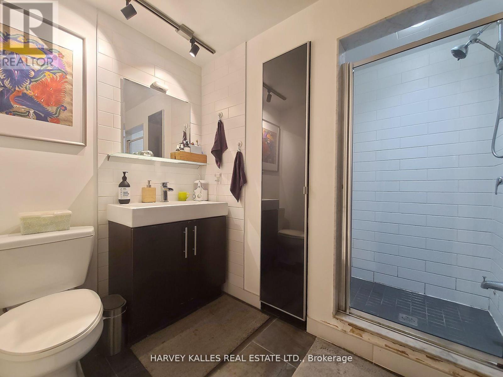 B1 - 214 BATHURST STREET