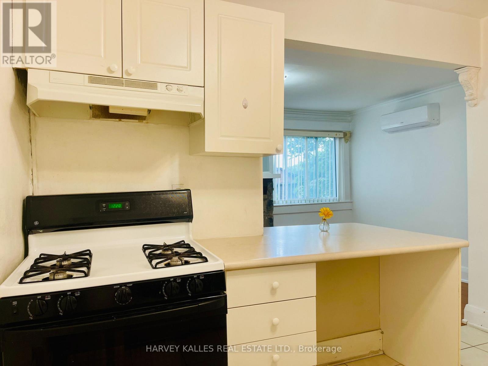 2ND FLOOR - 218 HEATH STREET W