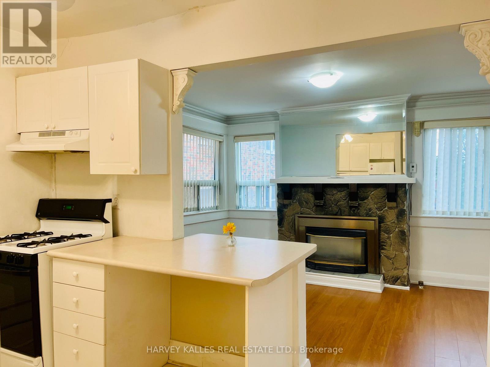 2ND FLOOR - 218 HEATH STREET W