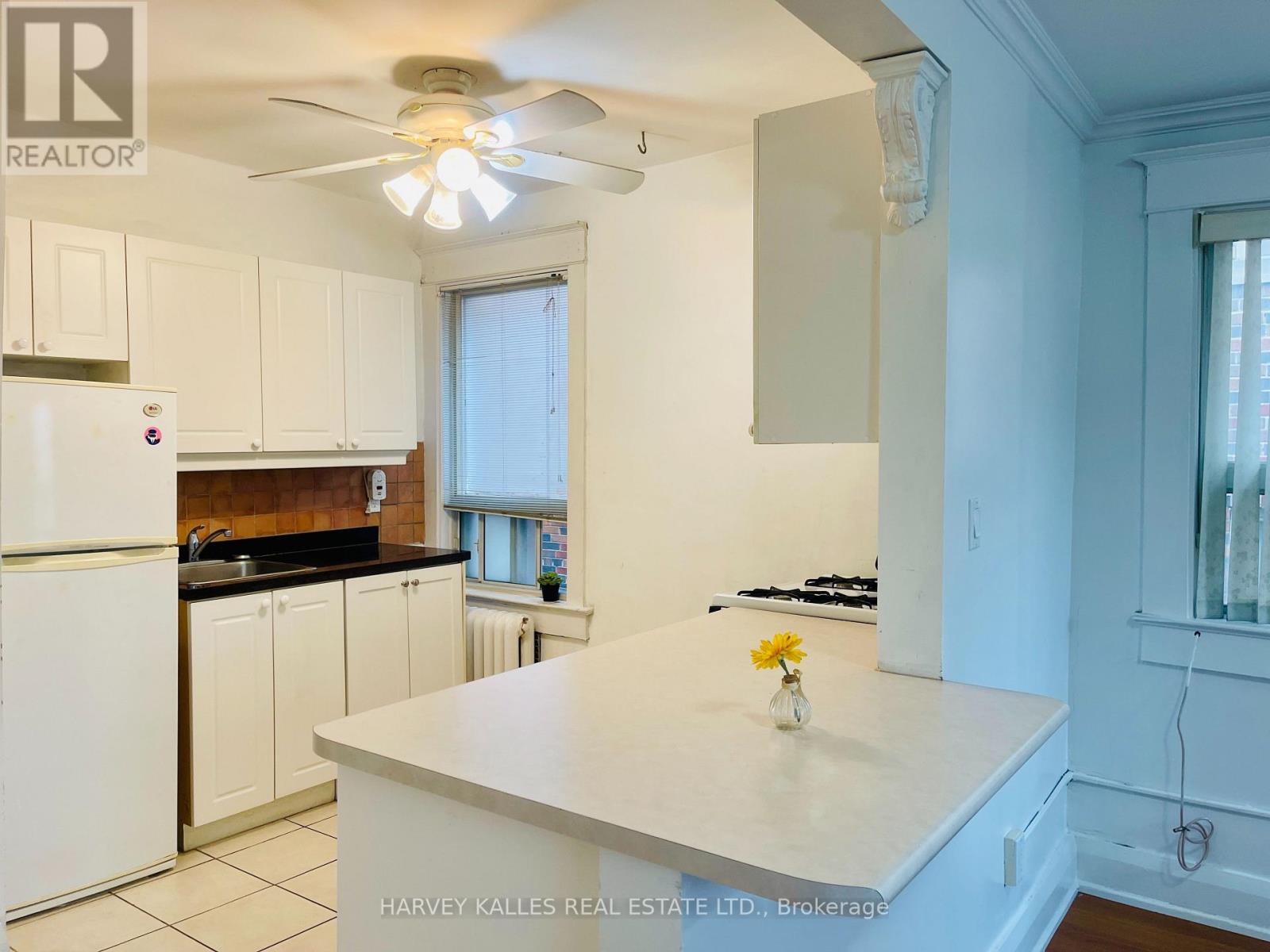 2ND FLOOR - 218 HEATH STREET W