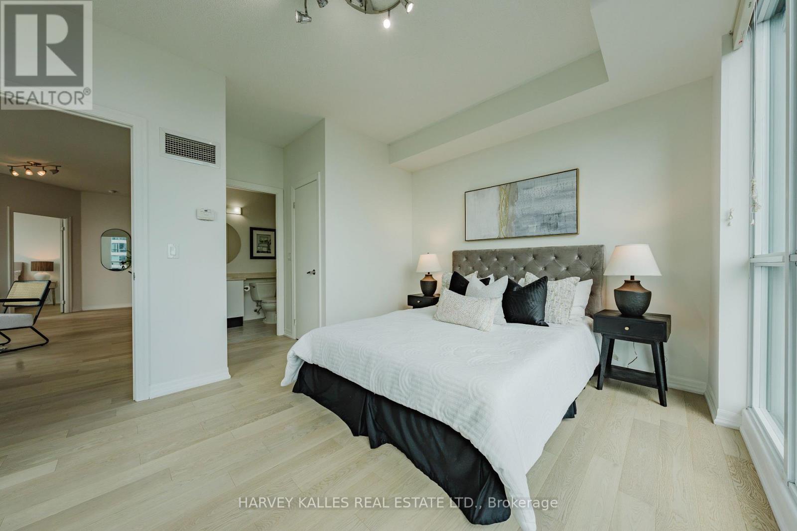 3211 - 16 YONGE STREET