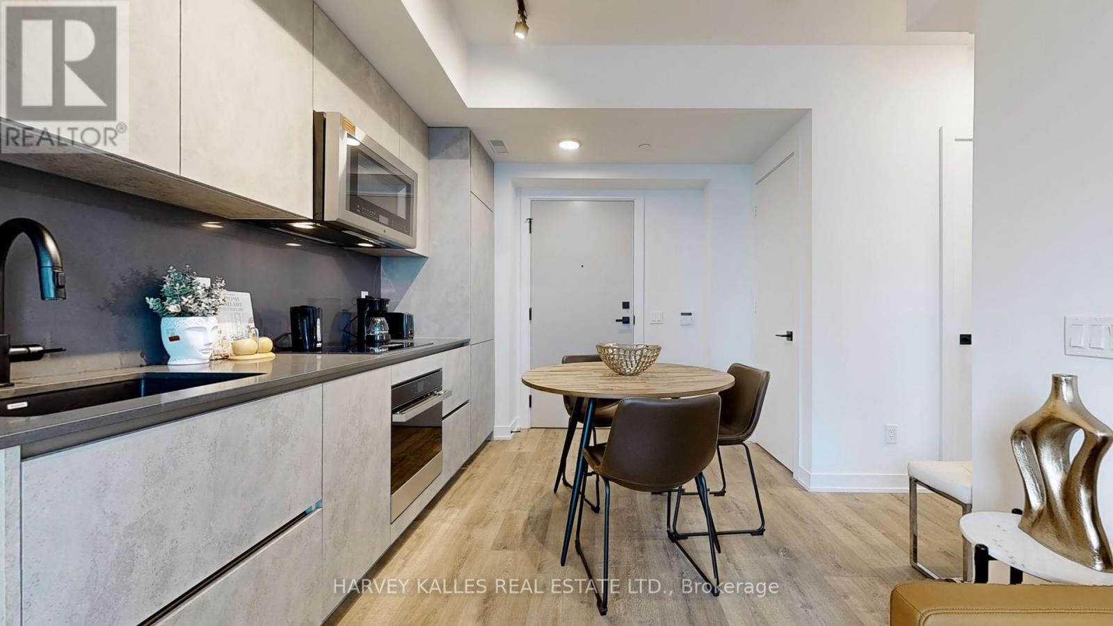 1905 - 327 KING STREET W