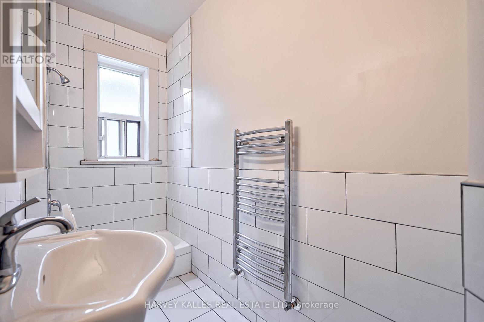 4 - 1074 ST CLAIR AVENUE W