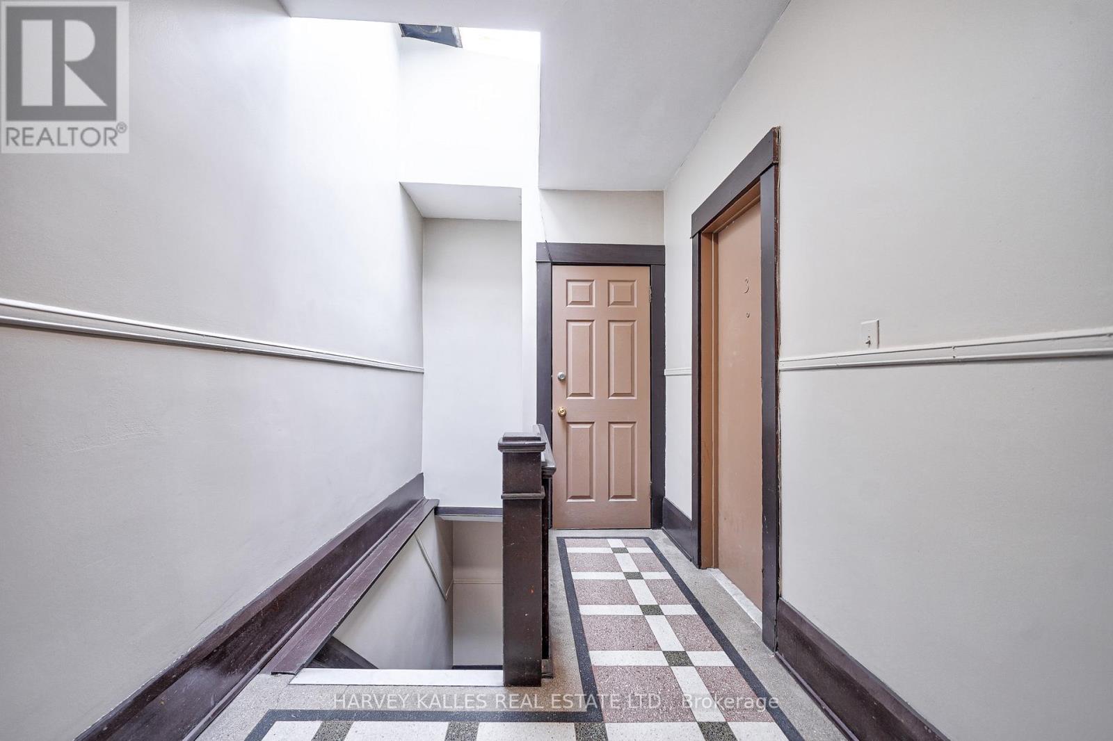4 - 1074 ST CLAIR AVENUE W