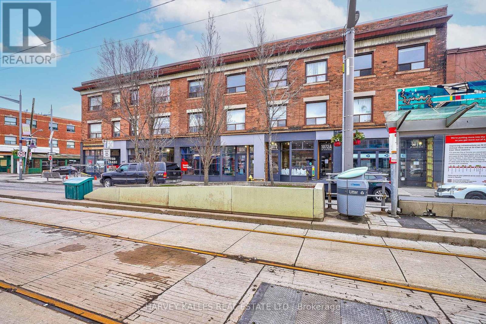 4 - 1074 ST CLAIR AVENUE W