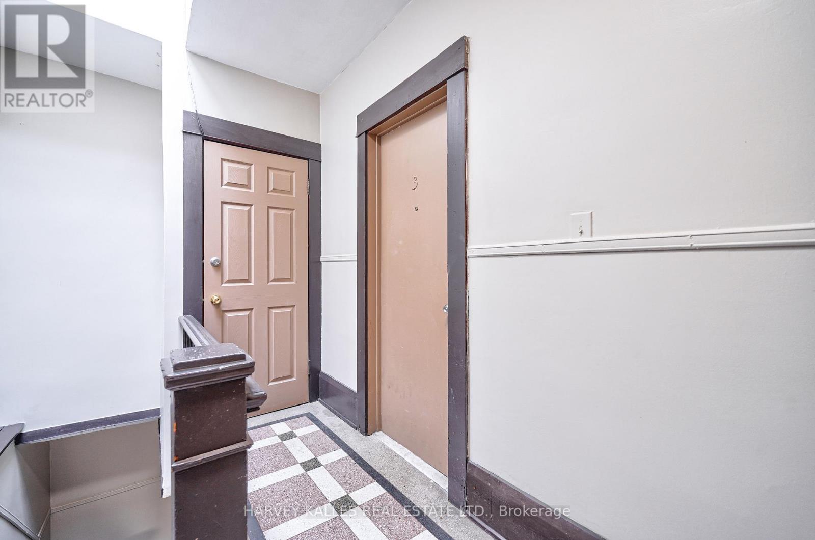 4 - 1074 ST CLAIR AVENUE W