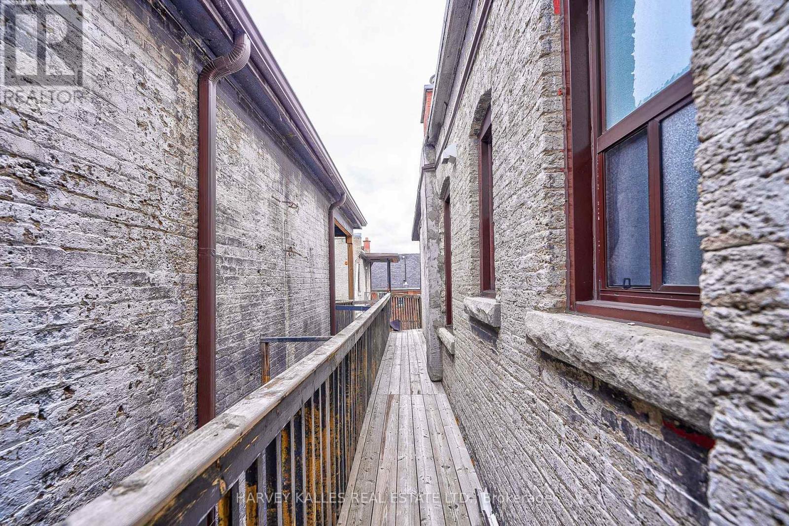 4 - 1074 ST CLAIR AVENUE W