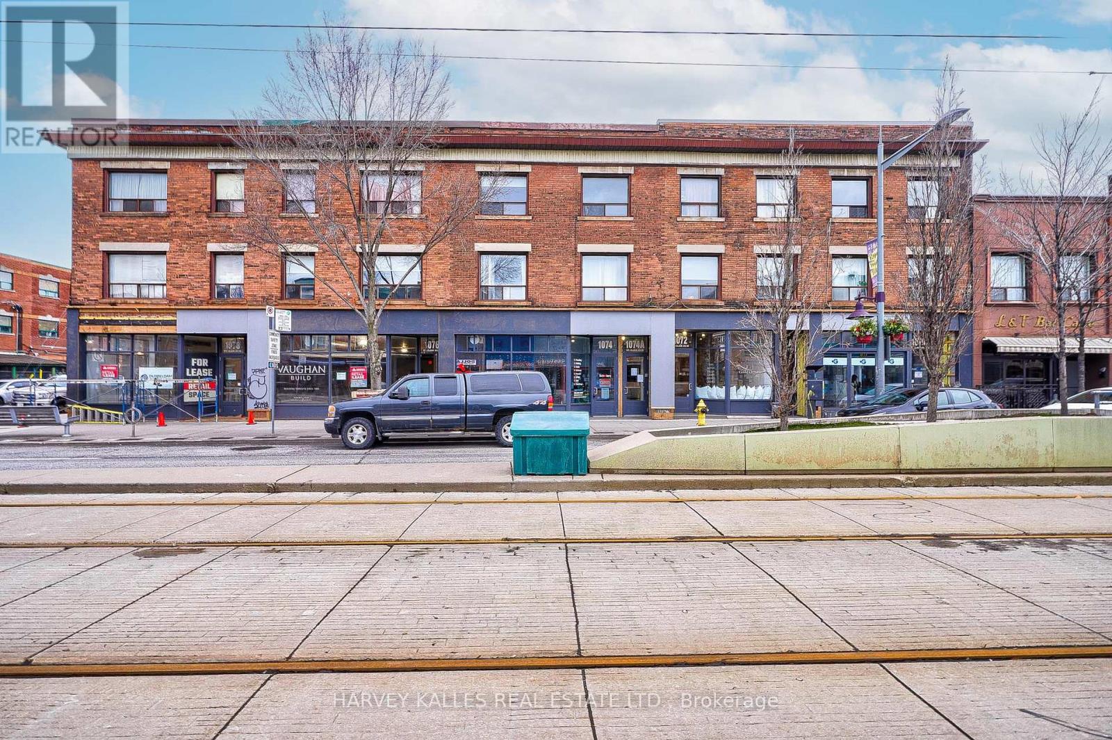 4 - 1074 ST CLAIR AVENUE W