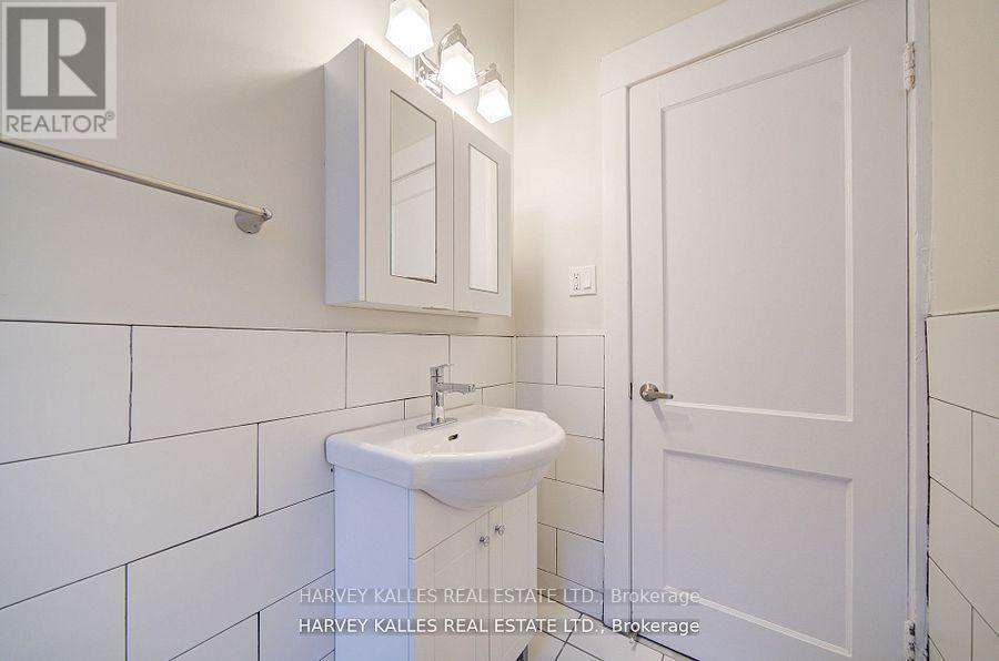 4 - 1074 ST CLAIR AVENUE W