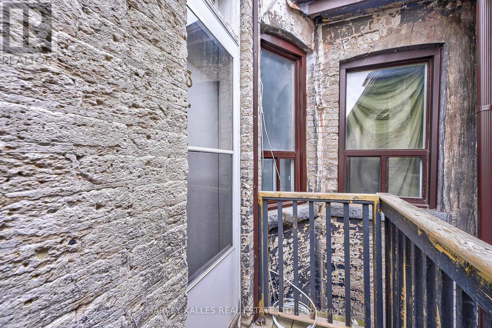 4 - 1074 ST CLAIR AVENUE W