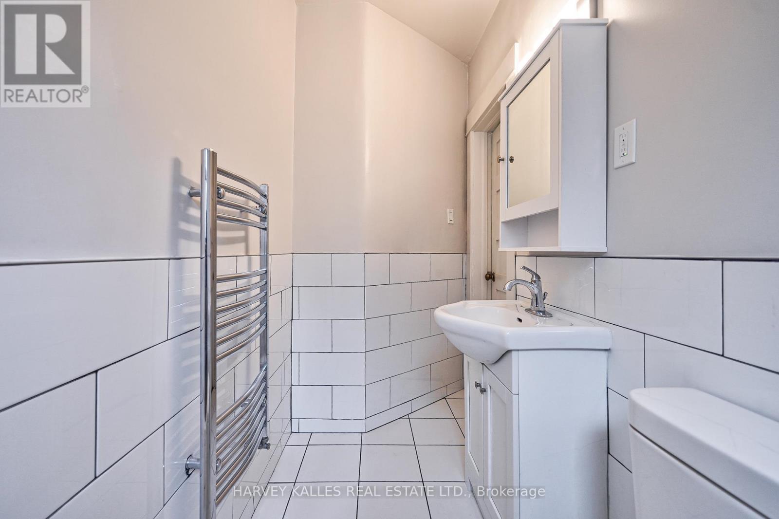 4 - 1074 ST CLAIR AVENUE W