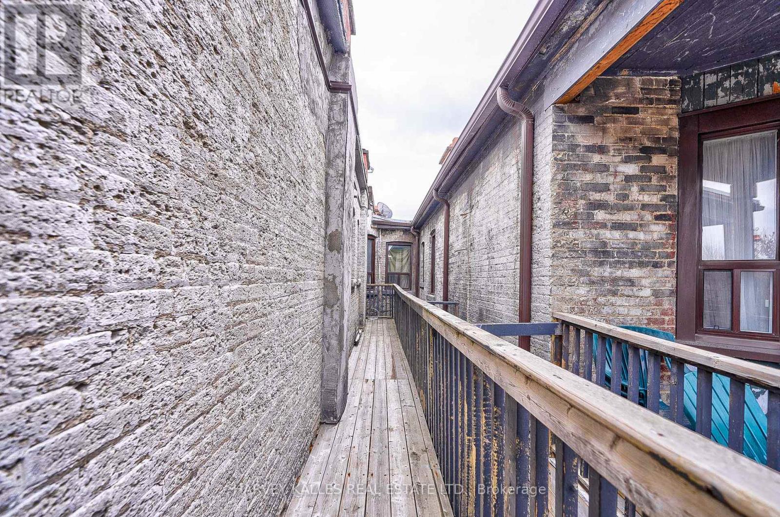 4 - 1074 ST CLAIR AVENUE W