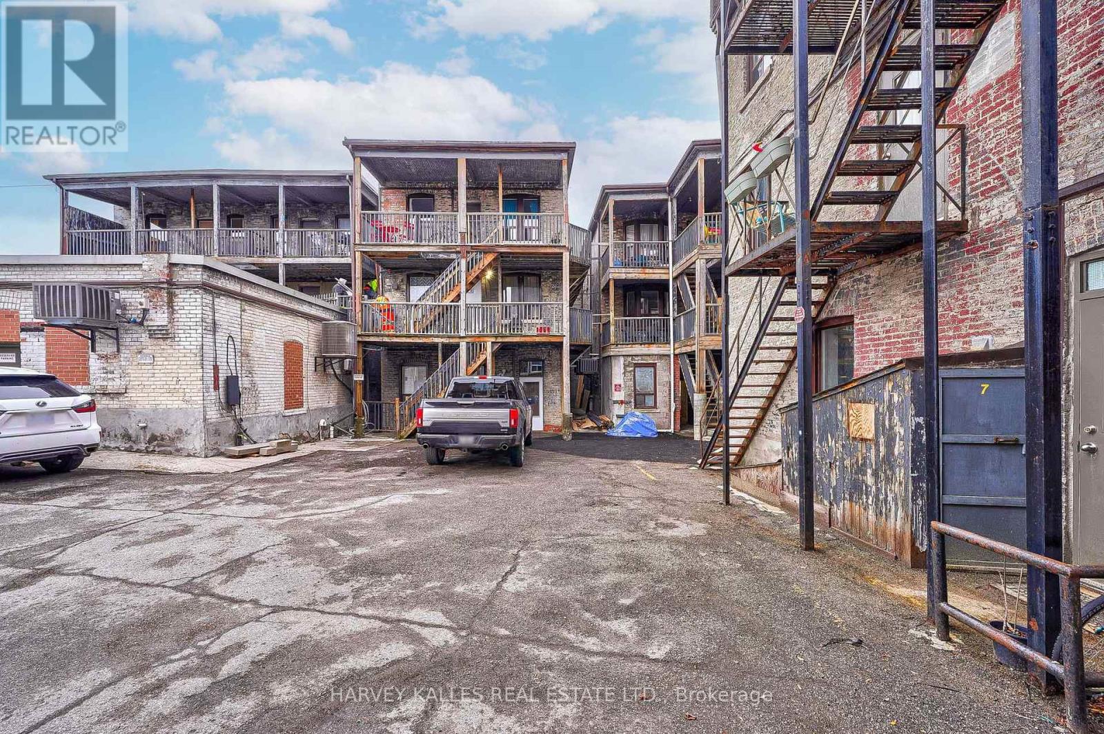 4 - 1074 ST CLAIR AVENUE W