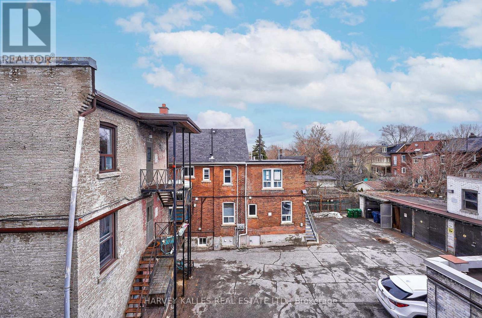 4 - 1074 ST CLAIR AVENUE W