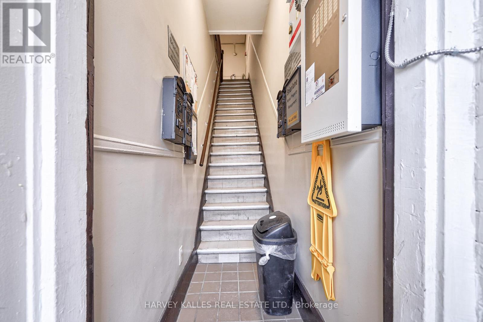 4 - 1074 ST CLAIR AVENUE W