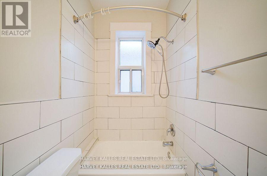 4 - 1074 ST CLAIR AVENUE W
