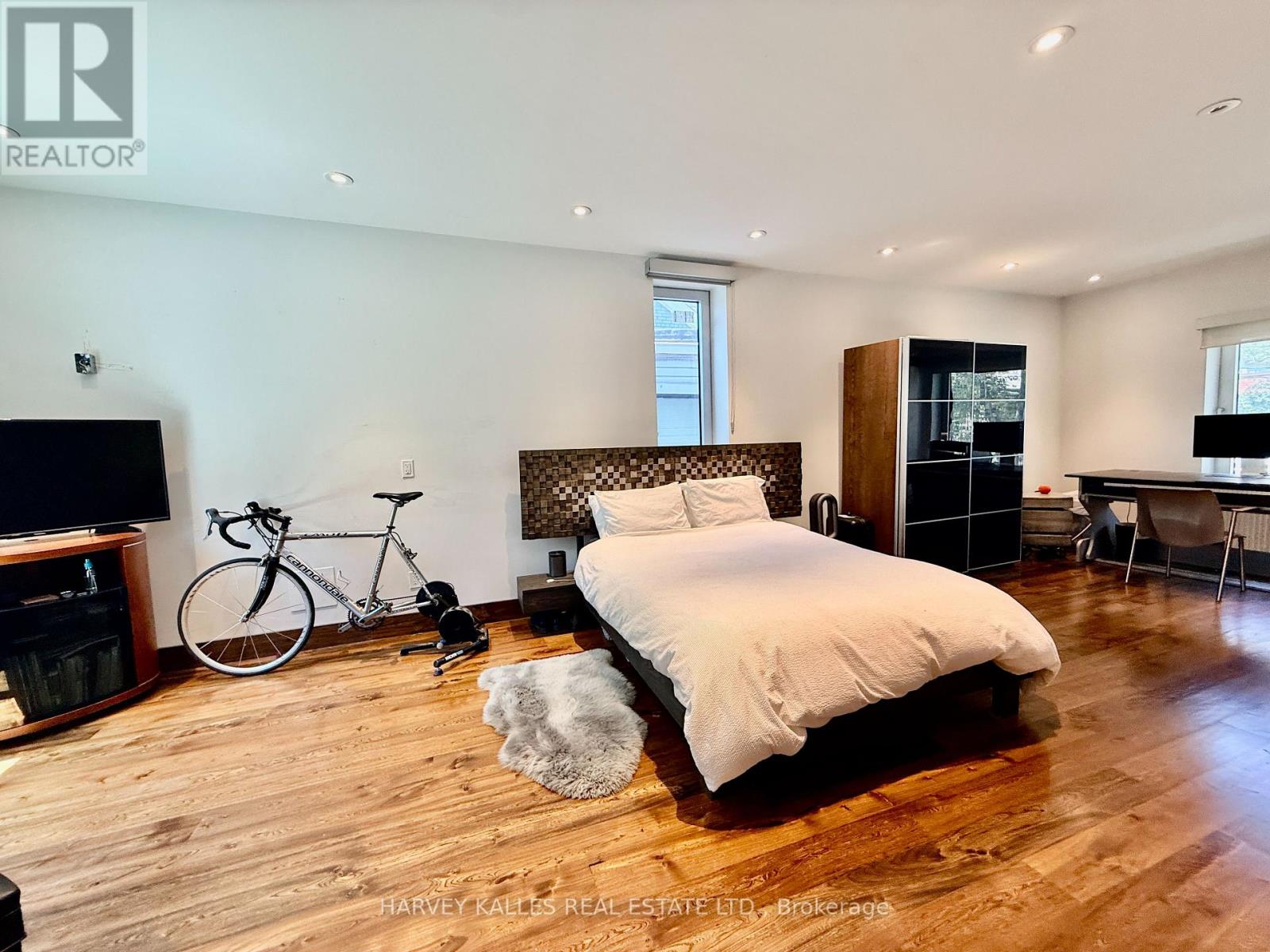 819 DUNDAS STREET W