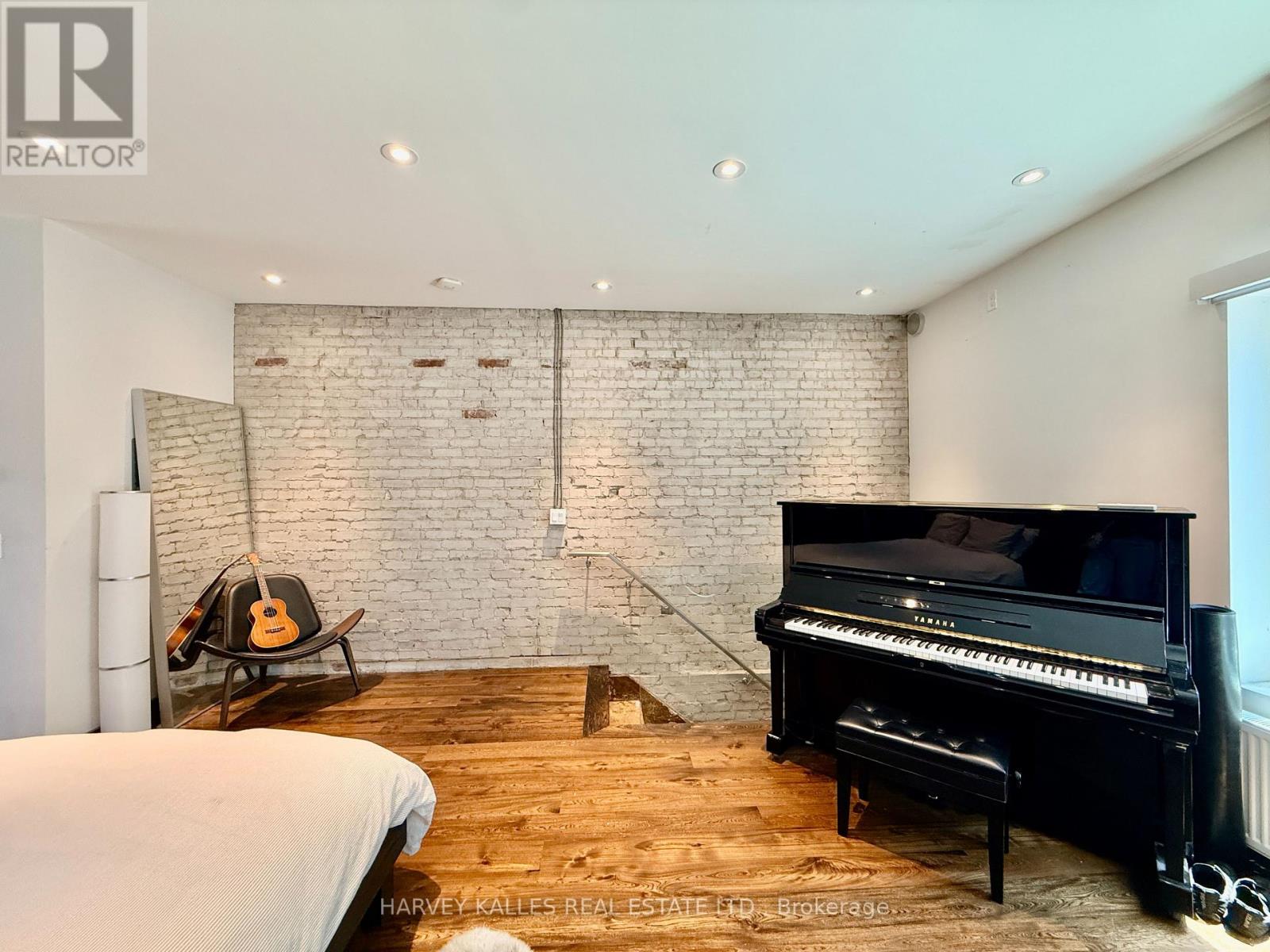 819 DUNDAS STREET W