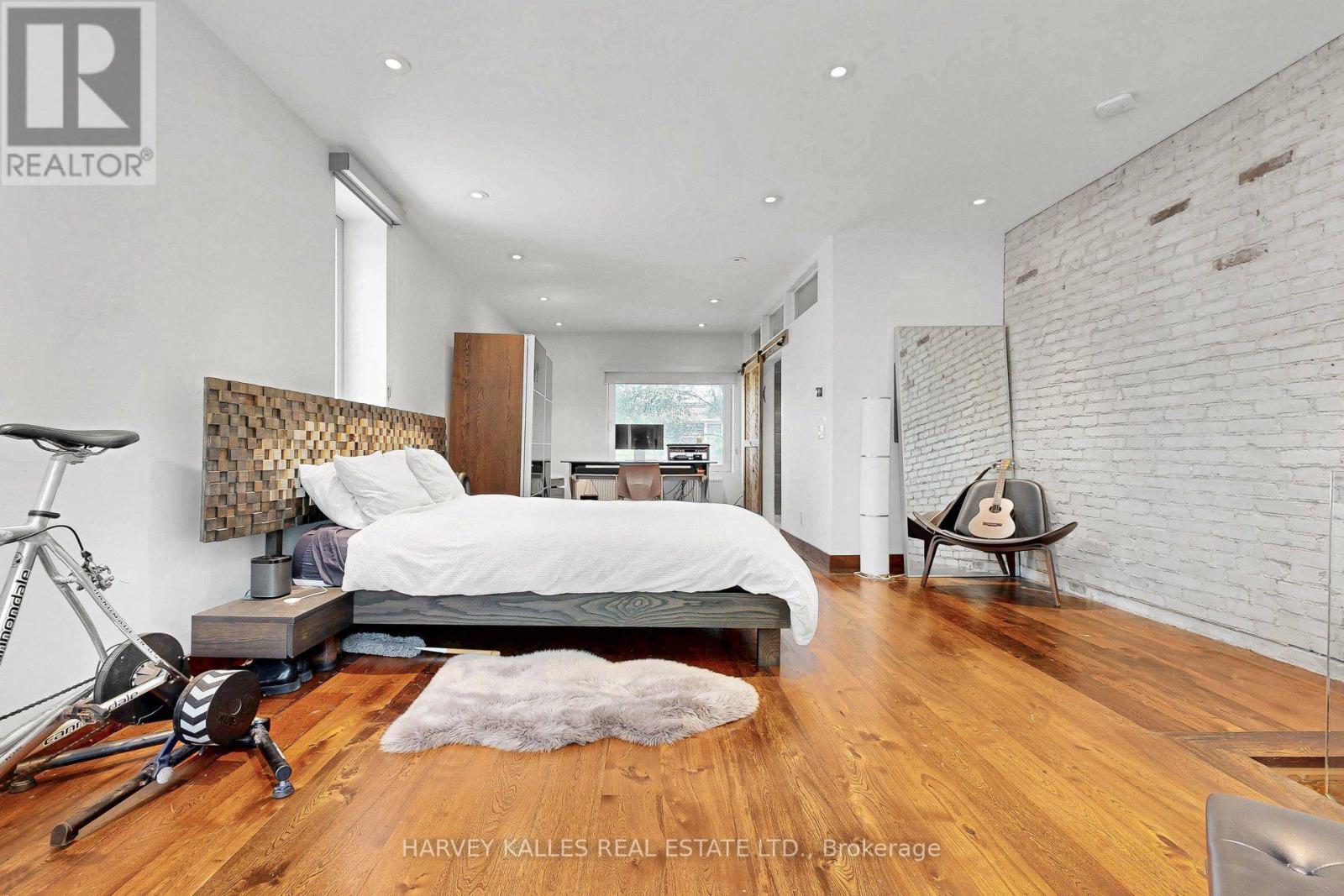 819 DUNDAS STREET W