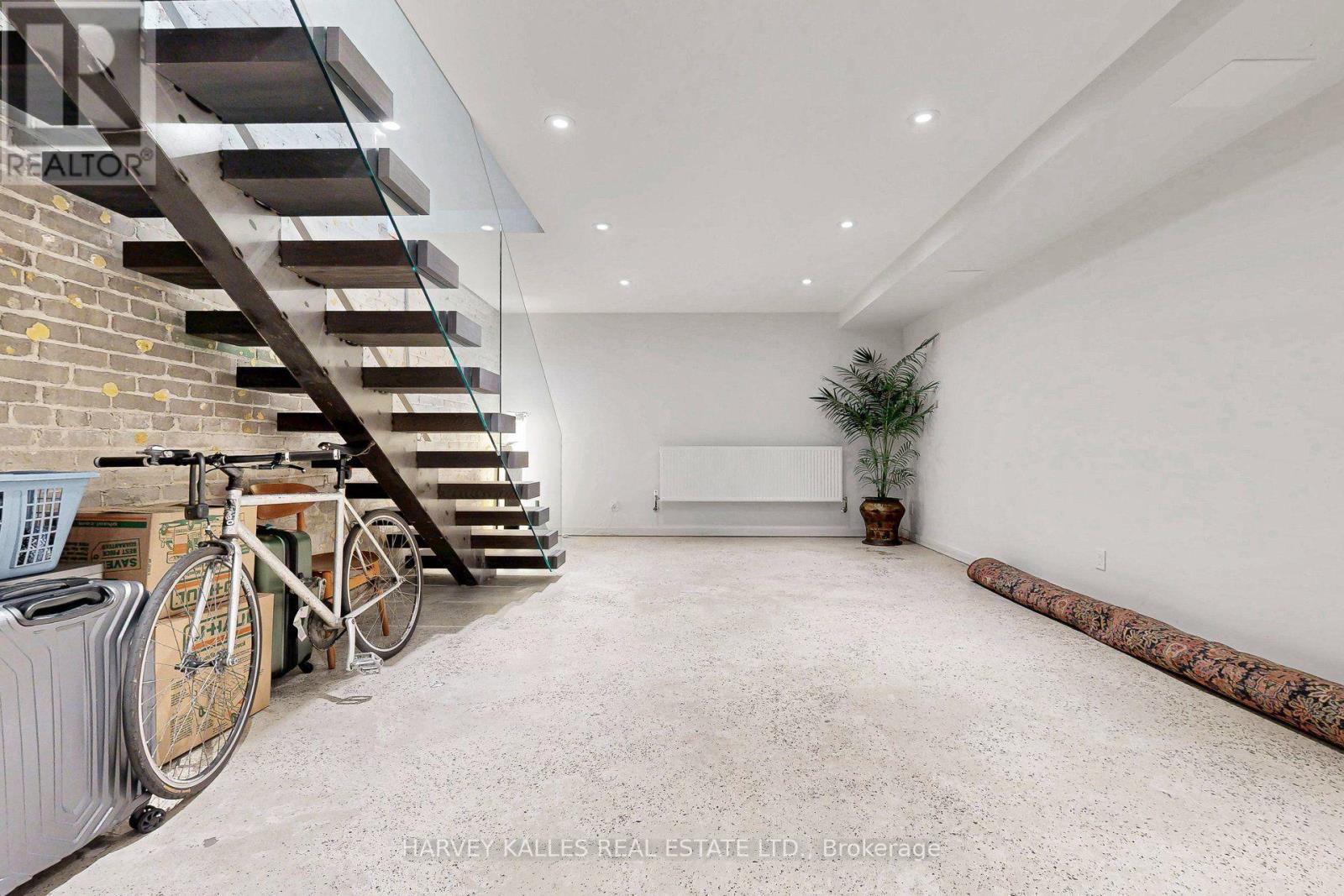 819 DUNDAS STREET W